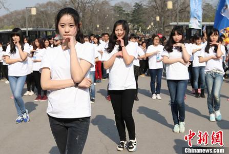 《大学生了没》节目主持人纳豆求婚成功，单膝跪地深情告白